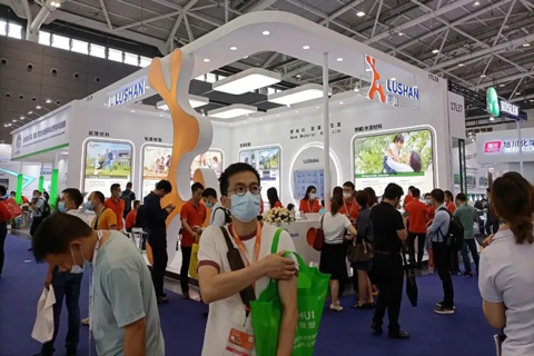 首日人氣旺！今年CHINAPLAS鹿山展臺(tái)有何亮點(diǎn)？