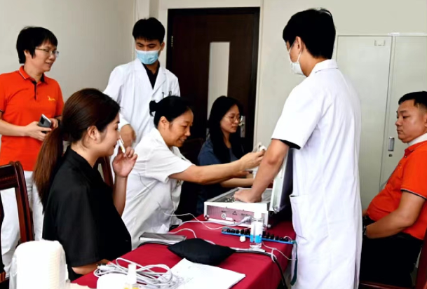 義診進(jìn)企業(yè)，關(guān)懷暖人心 ——鹿山新材工會(huì)委員會(huì)組織開(kāi)展中醫(yī)理療義診活動(dòng)