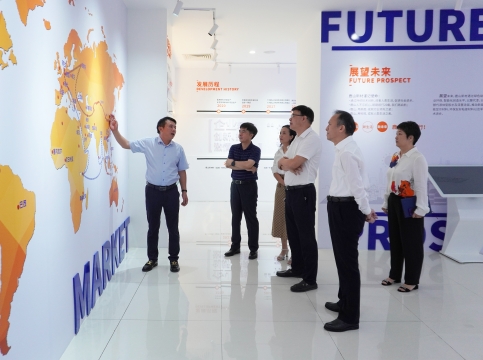 廣州市政協(xié)黨組成員周亞偉一行蒞臨鹿山新材開展調(diào)研