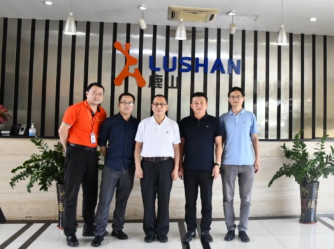 中國(guó)塑料加工工業(yè)協(xié)會(huì)副理事長(zhǎng)王占杰一行到鹿山新材調(diào)研考察